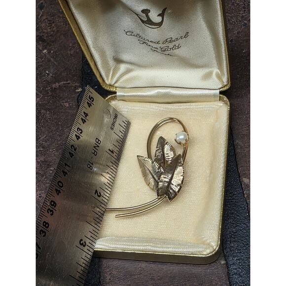 VTG Velvet Case Cultured Pearl Fine Gold Finish Leaf Brooch - Picture 3 of 3